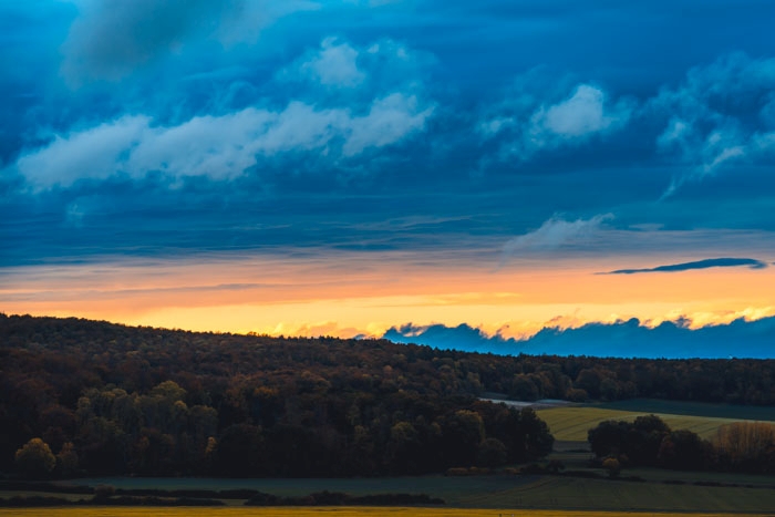 Sonnenuntergang an Herbstwald