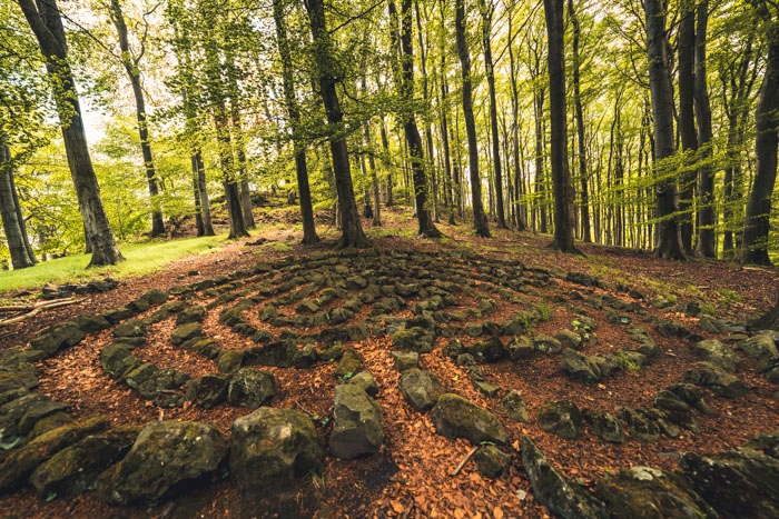 Kunstwerk aus Steinen im Habichtswald