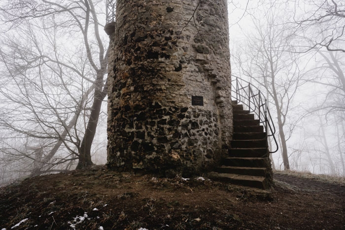 Eingang zum Aussichtsturm auf dem Schreckenberg