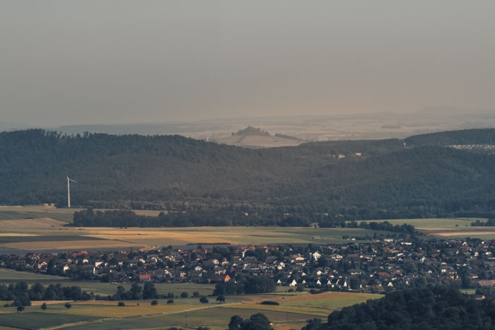 Ausblick bis zur Burgruine auf dem Desenberg