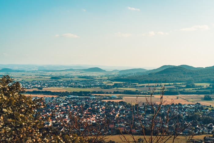 Der Aussichtspunkt vom Hirzstein bietet einen weiten Blick ins Land