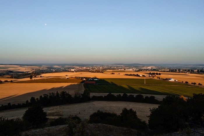 Ausblick von der Aussichtsplattform der Burgruine auf dem Desenberg