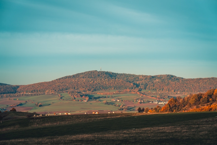 Toskana-Landschaft, in der Ferne der Bärenbergturm auf dem gleichnamigen Berg. Toskana-Landschaft, in der Ferne der Bärenbergturm auf dem gleichnamigen Berg.