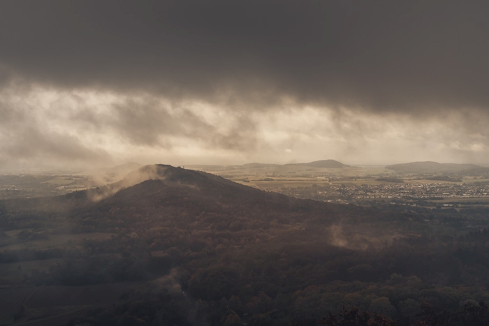 Der Fernblick vom Bismarckturm an einem Herbsttag—Mordor lässt grüßen