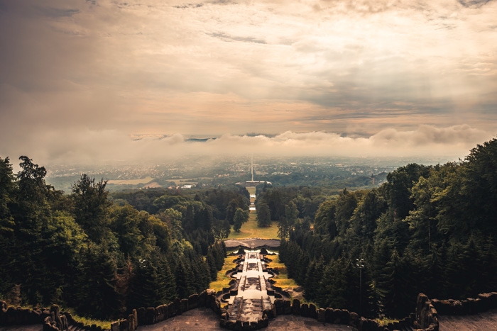 Von der Plattform des Herkules geht der Blick genau nach Osten über Kassel