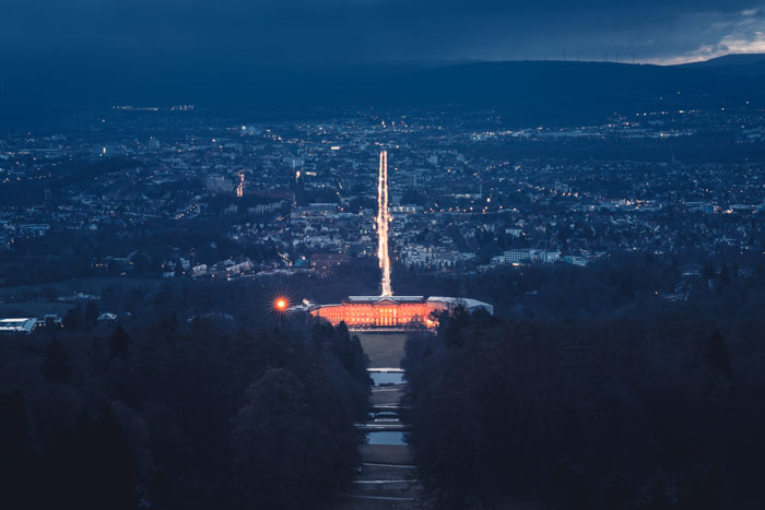 Schloss Wilhelmshöhe und der Blick über Kassel zur blauen Stunde