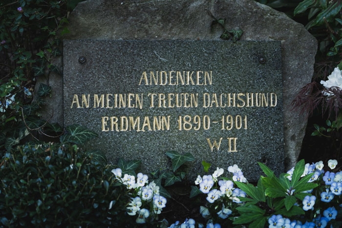 Gedenkstätte des kaiserlichen Dackels Erdmann auf der Roseninsel im Berpark Wilhelmshöhe