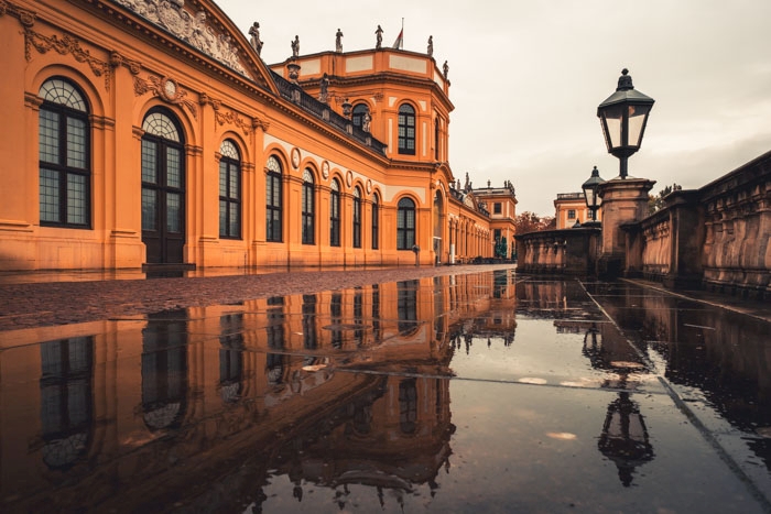 Spiegelung der Orangerie an einem Regentag in Kassel