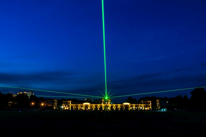 Laserstrahlen bei Nacht an der Orangerie