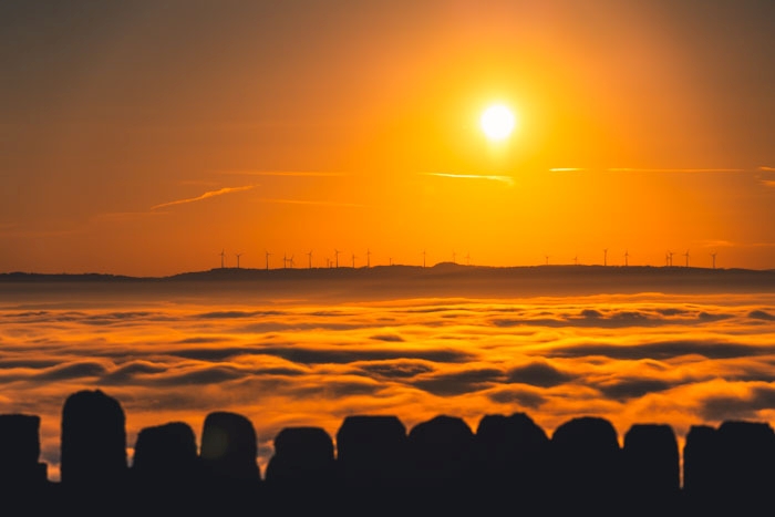 Am Horizont schauen die Windräder aus der Wolkendecke heraus